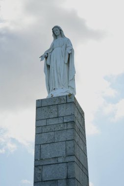 D-Day 75 Garden 'daki Bakire Meryem Heykeli. Arromanches-les-Bains, Fransa, 6 Temmuz 2023. 