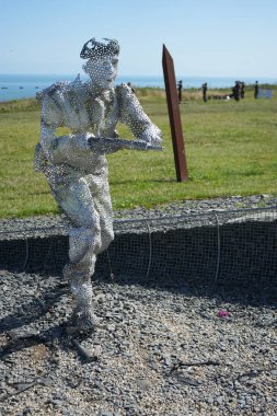 D-Day 75 Garden 'daki kaynaklı metal yıkamacılardan yapılmış 2. Dünya Savaşı askerlerinin heykelleri. Arromanches-les-Bains, Fransa, 6 Temmuz 2023. 