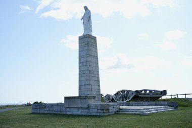D-Day 75 Garden 'da Kraliyet Mühendisleri Anıtı olan Bakire Meryem Heykeli. Arromanches-les-Bains, Fransa, 6 Temmuz 2023. 