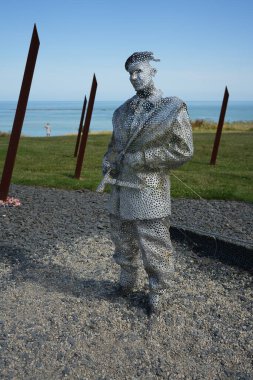 D-Day 75 Garden 'daki kaynaklı metal yıkamacılardan yapılmış 2. Dünya Savaşı askerlerinin heykelleri. Arromanches-les-Bains, Fransa, 6 Temmuz 2023. 