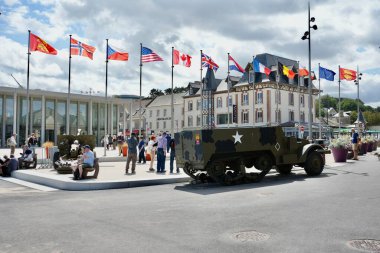 Merkez Meydanı 'ndaki Ulusal Bayraklar, Amerikan Ordusu 2. Dünya Savaşı' ndan kalma. Arromanches-les-Bains, Fransa, 6 Temmuz 2023. 