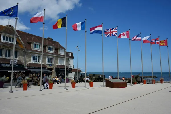 Merkez Meydanı 'ndaki Ulusal Bayraklar, Amerikan Ordusu 2. Dünya Savaşı' ndan kalma. Arromanches-les-Bains, Fransa, 6 Temmuz 2023. 