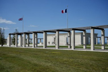 Ver-sur-Mer, Fransa, 6 Temmuz 2023 İngiliz Normandiya Anıtı 'nda, gökyüzü bulutlu.. 