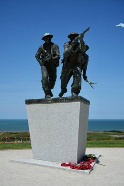 İngiliz Normandiya Anıtı 'ndaki Müttefik Ordusu Anıt Heykeli. Ver-sur-Mer, Fransa, 6 Temmuz 2023. 