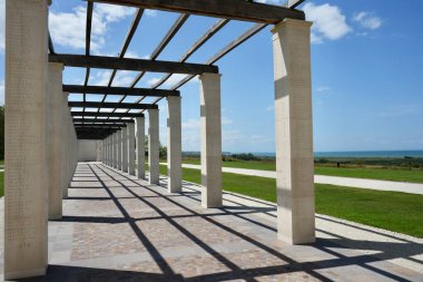 İngiliz Normandiya Anıtı 'nda, üzerinde mavi gökyüzü olan Stone Walkways. Ver-sur-Mer, Fransa, 6 Temmuz 2023.