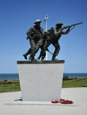 İngiliz Normandiya Anıtı 'ndaki Müttefik Ordusu Anıt Heykeli. Ver-sur-Mer, Fransa, 6 Temmuz 2023. 