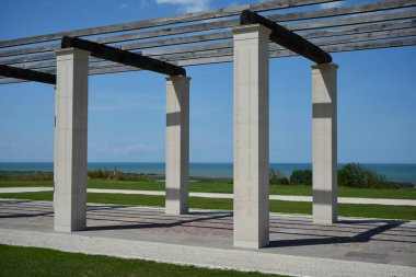 İngiliz Normandiya Anıtı 'nda, üzerinde mavi gökyüzü olan Stone Walkways. Ver-sur-Mer, Fransa, 6 Temmuz 2023.