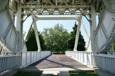 Pegasus Müzesi 'nin dışındaki orijinal Pegasus Köprüsü. Bnouville, Fransa, 6 Temmuz 2023. 