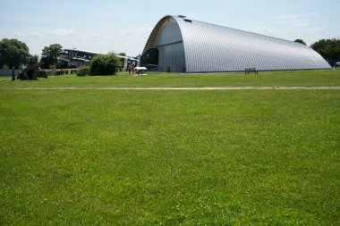 Douglas C47 Dakota, Merville Silah Bataryası Müzesi 'ndeki hangarının dışında. Merville-Franceville-Plage, Fransa, 7 Temmuz 2023. 