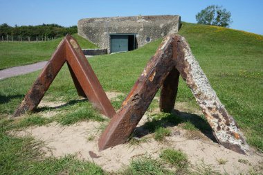 Merville Silah Bataryası 'nda Çek Kirpi Sahili savunması olan Alman sığınağı. Merville-Franceville-Plage, Fransa, 7 Temmuz 2023. 