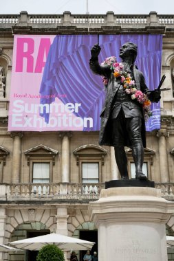 The Royal Academy, Piccadilly, Londra 'daki The Annenberg Courtyard' da Sir Joshua Reynolds 'ın heykelinin arkasındaki RA Yaz Sergisi tabelası. Londra, İngiltere, 4 Ağustos 2023. 
