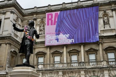 The Royal Academy, Piccadilly, Londra 'daki The Annenberg Courtyard' da Sir Joshua Reynolds 'ın heykelinin arkasındaki RA Yaz Sergisi tabelası. Londra, İngiltere, 4 Ağustos 2023. 