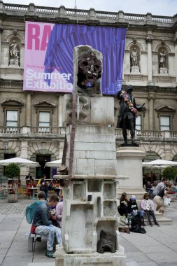 İnsanlığın Hayaleti, Huma Bhabha 'nın The Annenberg Courtyard' daki The Royal Academy, Burlington House, Piccadilly, Londra 'da yaptığı bir bronz resim. RA Yaz Sergisi. Londra, İngiltere, 4 Ağustos 2023. 