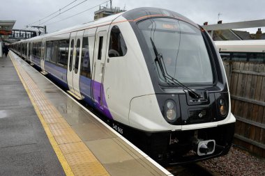 İngiliz Demiryolu Sınıf 345, Abbey Wood İstasyonu 'ndaki Elizabeth Line Londra metro treni. Abbey Wood, Londra, İngiltere. 5 Ağustos 2023. 