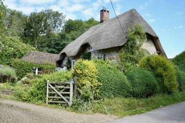 Tipik bir İngiliz kır evi, fazla gelişmiş çitleri ve bahçe kapısı var. Aşağı Paraşüt, Andover, İngiltere. 16 Temmuz 2023. 