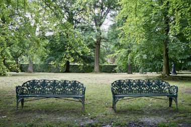 İngiltere, Derbyshire, Woodland 'da 2 adet metal park bankı.