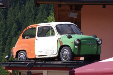 Rusty Old Orange, White and Green Fiat 500 araç çatıda. Krimmml, Avusturya, 31 Temmuz 2013. 