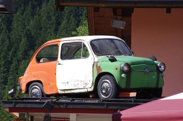 Rusty Oud Oranje Wit Groen Fiat 500 Auto Een Dak — Stockfoto