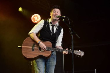 Grace Petrie, 29 Temmuz 2023 'te Cambridge Halk Festivali' nde canlı yayında.. 