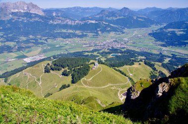 Kitzbuheler Horn 'dan Kitzbuhel' in görüntüsü. Kitzbuhel, Avusturya, 2 Ağustos 2013. 