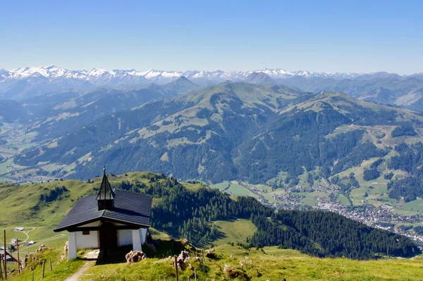 Capela Chifre Kitzbheler Com Alpes Austríacos Por Trás Kitzbuhel Áustria — Fotografia de Stock