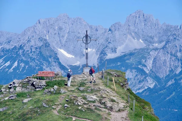 Cruz Cúpula Kitzbuheler Horn Com Montanhas Atrás Kitzbuhel Áustria Agosto — Fotografia de Stock