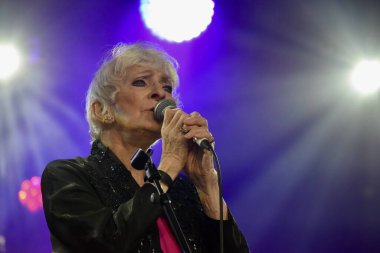 Judy Collins, İngiltere 'deki The 2023 Cambridge Halk Festivali' nde canlı performans sergiliyor.. 