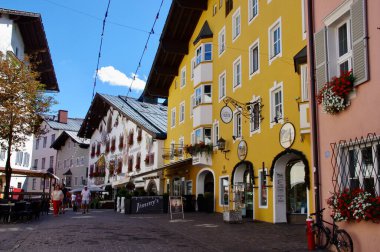 Kitzbuhel 'in merkezindeki renkli Tyrolean alımları. Kitzbuhel, Avusturya, 2 Ağustos 2013. 