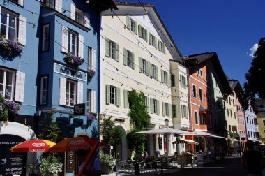 Kitzbuhel 'in merkezindeki renkli Tyrolean alımları. Kitzbuhel, Avusturya, 2 Ağustos 2013. 