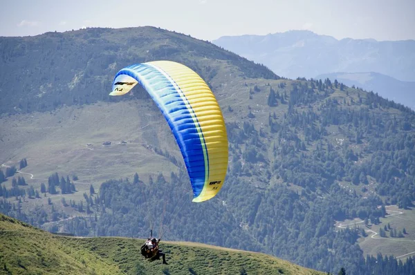Paraglider Horami Zády Kitzbuhel Rakousko Srpna 2013 — Stock fotografie