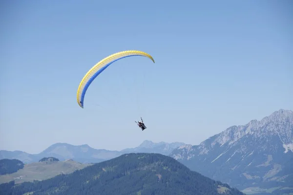 Parapente Con Montañas Detrás Kitzbuhel Austria Agosto 2013 —  Fotos de Stock