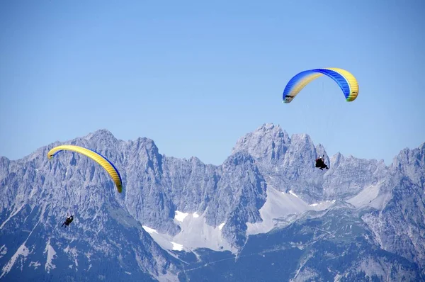 Arkasında Dağlar Olan Bir Paraglider Kitzbuhel Avusturya Ağustos 2013 — Stok fotoğraf