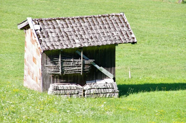 Drewniana Szopa Wzgórzu Austrii — Zdjęcie stockowe