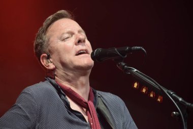 Kiefer Sutherland 2023 Cambridge Halk Festivali 'nde canlı yayında..