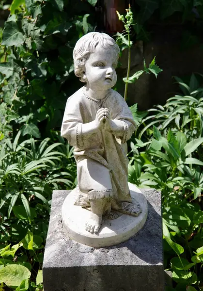 Hvit Stein Cherub Statue Med Grønt Bak Salzburg Østerrike – stockfoto