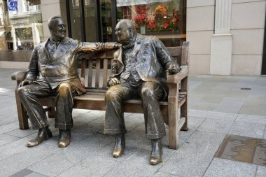 Churchill ve Roosevelt Müttefik Heykeli, bir smoothie ile, New Bond St. London, İngiltere, 17 Ağustos 2023. 