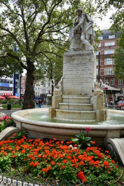 Leicester Meydanı 'ndaki William Shakespeare heykeli ve çeşmesi. Londra, İngiltere, 17 Ağustos 2023. 