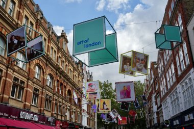 Ulusal Portre Galerisi Irving Caddesi, Leicester Meydanı açıklarında Londra Sanat Sergisi. Londra, İngiltere, 17 Ağustos 2023. 