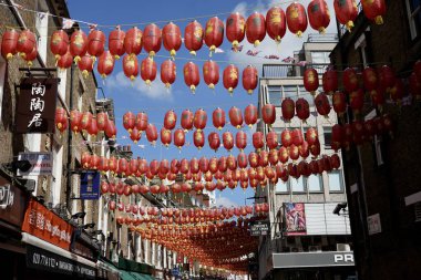 Çin Mahallesi 'ndeki Lisle Caddesi' ne dizilmiş kırmızı ve altın rengi Çin fenerleri. Londra, İngiltere, 17 Ağustos 2023. 