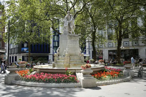 莎士比亚的雕像和莱斯特广场的喷泉 2023年8月17日 — 图库照片