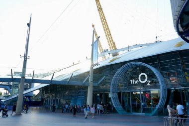 O2 girişinin dış görüntüsü, çatıya tırmanan ziyaretçileri gösteriyor. Londra, İngiltere, 17 Ağustos 2023. 