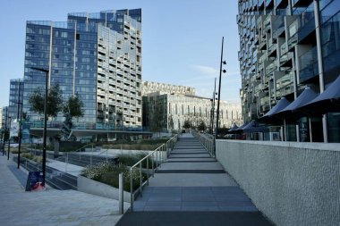 The Greenwich Yarımadası 'ndaki Walkways and Buildings The O2' ye yakın. Londra, İngiltere, 17 Ağustos 2023. 