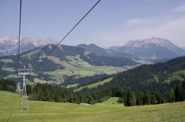 Arkasında dağ olan kablolar. Steinplatte, Avusturya, 4 Ağustos 2013. 