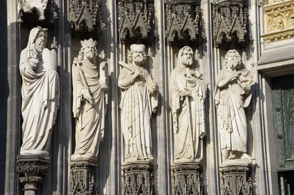 Statues Front Cologne Cathedral Sunshine Cologne Germany August 2013 — Stock Photo, Image
