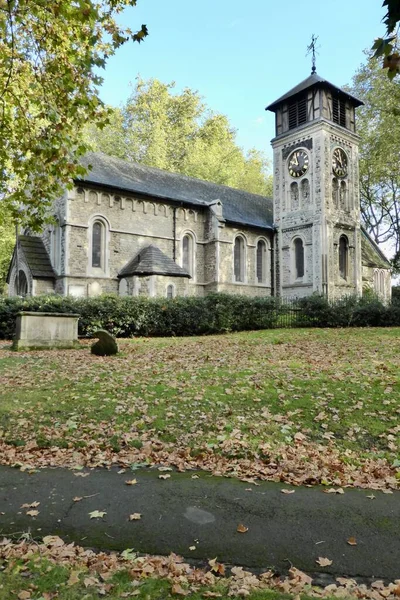 Παλιά Εκκλησία Του Αγίου Πανκρά Που Περιβάλλεται Από Δέντρα Φύλλα — Φωτογραφία Αρχείου