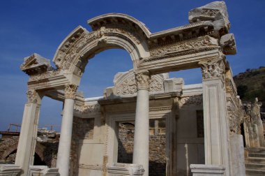 Mavi gökyüzünün altındaki Hadrian Tapınağı. Efes, Türkiye, 17 Kasım 2014. 