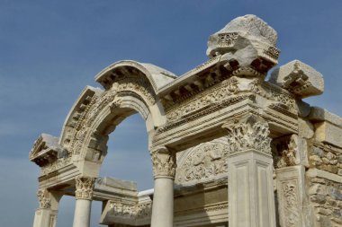 Mavi gökyüzünün altındaki Hadrian Tapınağı. Efes, Türkiye, 17 Kasım 2014. 