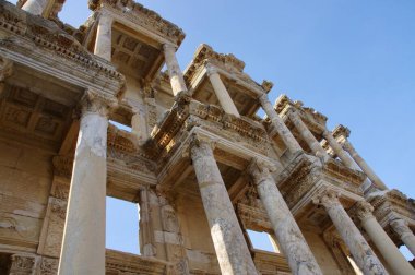 Celsus Kütüphanesi, İ.Ö. 110 yılından kalma antik bir Roamn binası. Efes, Türkiye, 17 Kasım 2014. 