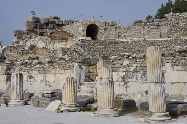 歴史的なエフェソスの古代の石柱 エフェソス トルコ 2014年11月17日 — ストック写真
