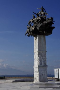 Gndodu Meydanı 'ndaki Cumhuriyet Anıtı Ağacı. Ferit zen (2003) tarafından tasarlanmıştır. İzmir, Trkiye, 18 Kasım 2014. 